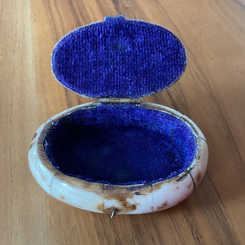 Vintage Camel Bone and Brass Inlay trinket box - Picture 6 of 6